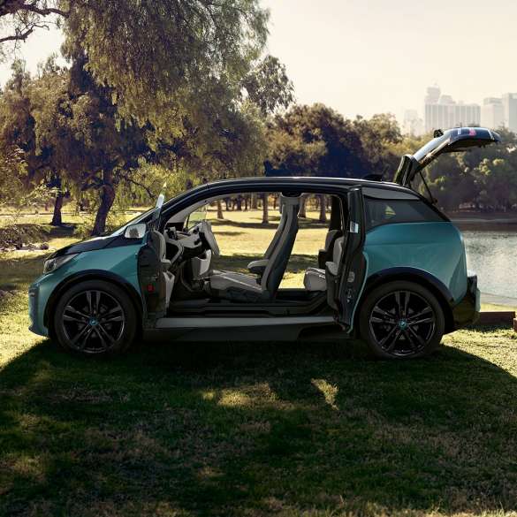 BMW-a i3 I01 2018 s otvorenim vratima Bočni prikaz prednjeg kraja BMW-a i3 I01 2018 Jucaro bež boje s Frozen Grey metalik detaljima s otvorenim vratima