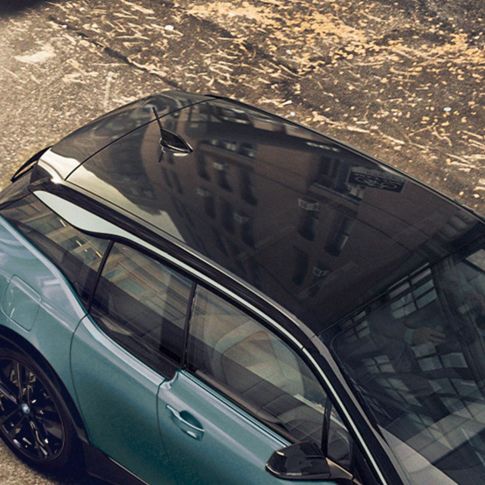 Karbonski krov BMW-a i3 2018 Prikaz karbonskog krova BMW-a i3 I01 2018 Jucaro bež boje s Frozen Grey metalik detaljima iz ptičje perspektive