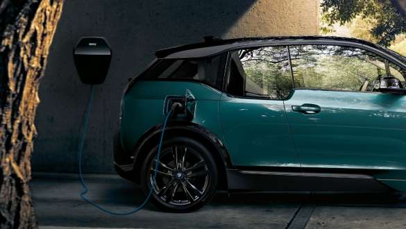 BMW i3 2018 na BMW Wallbox uređaju Prikaz BMW-a i3 I01 2018 Jucaro bež boje s Frozen Grey metalik detaljima prilikom napajanja na BMW Wallbox uređaju