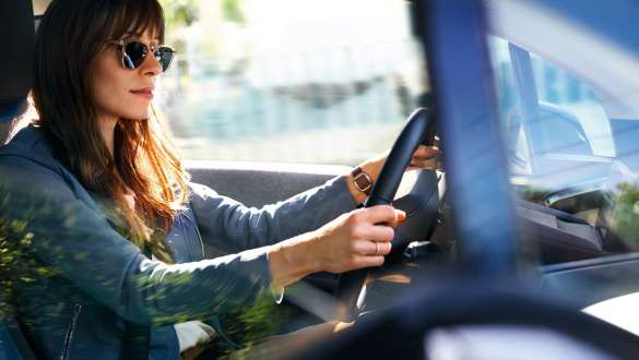 Žena sa sunčanim naočalama vozi BMW i3 Žena sa sunčanim naočalama vozi BMW i3