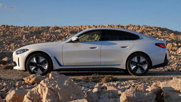 Pogled s boka van ceste BMW i4 eDrive40 G26 2021 BMW i4 eDrive40 G26 2021 Mineral White pogled s boka van ceste