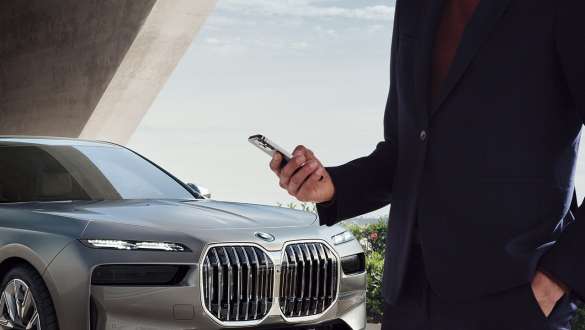 BMW i7 Sedan G70 Digital Key Plus BMW i7 Limuzina G70 Digital Key Plus pametni telefon ispred vrata
