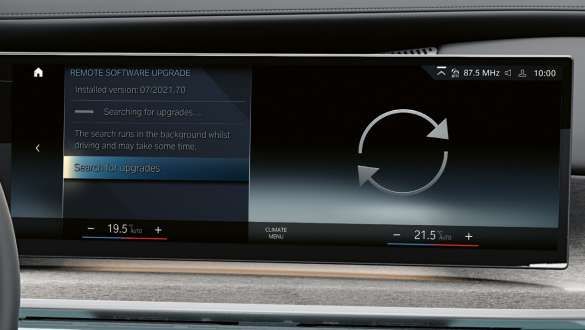 BMW Remote Software Upgrade generička slika BMW Remote Software Upgrade generička slika žene ispred auta