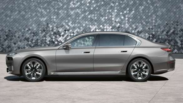 BMW i7 Limuzina G70 bočni pogled u studiju BMW i7 Limuzina G70 BMW Individual Oxid grey metalik bočni pogled u studiju s pozadinom