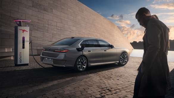 Charging card BMW i7 Limuzina G70 Charging Card u prvom planu BMW i7 Limuzina G70 BMW Individual Oxid grey metalik punjenje u pozadini