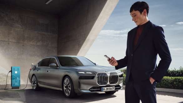Charging card BMW i7 Limuzina G70 Charging Card u prvom planu BMW i7 Limuzina G70 BMW Individual Oxid grey metalik punjenje u pozadini