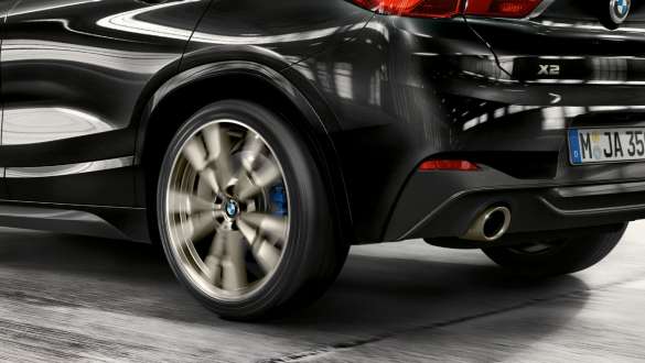 BMW-a X2 M35i s BMW xDrive sustavom Detaljan prikaz stražnjeg kraja BMW-a X2 M35i Sapphire Black metalik boje F39 s BMW xDrive sustavom