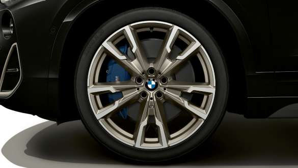 M Sport kočnica BMW-a X2 M35i Detaljan prikaz kotača s M Sport kočnicom BMW-a X2 M35i Sapphire Black metalik boje F39