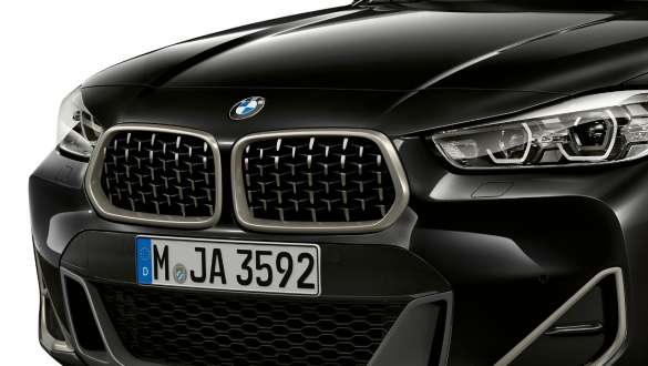 BMW dvostruka rešetka maske BMW-a X2 M35i BMW dupla maska bubrega u mesh dizajnu BMW X2 M35i Sapphire Black metalik F39 tročetvrtinski pogled sprijeda