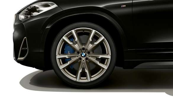 Detaljan prikaz M lakometalnih kotača BMW-a X2 M35i Sapphire Black metalik boje F39 Detaljan prikaz M lakometalnih kotača BMW-a X2 M35i Sapphire Black metalik boje F39
