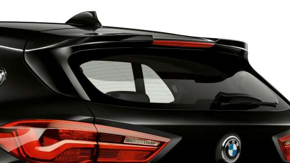 M stražnji spojler BMW-a X2 M35i Detaljan prikaz M stražnjeg spojlera BMW-a X2 M35i Sapphire Black metalik boje F39