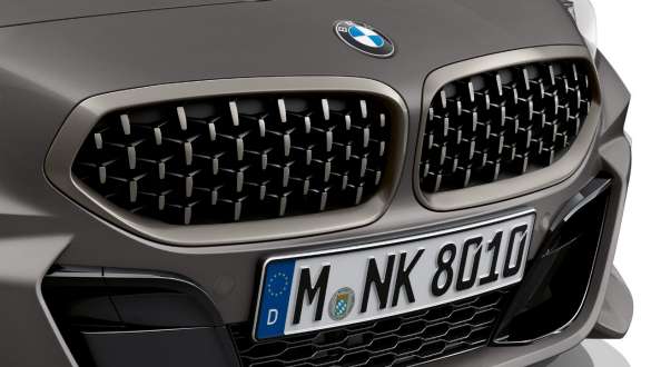 Dvostruka rešetka maske BMW-a Z4 M40i Roadster G29 Detaljan prikaz dvostruke rešetke maske s detaljem mrežice BMW-a Z4 M40i Roadster G29 2019 BMW Individual Frozen Grey metalik boje