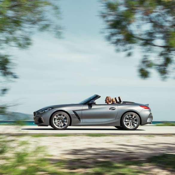 Vanjština BMW-a Z4 M40i G29 Bočni prikaz BMW-a Z4 Roadster M40i G29 2019 Cabrio BMW Individual Frozen Grey metalik boje