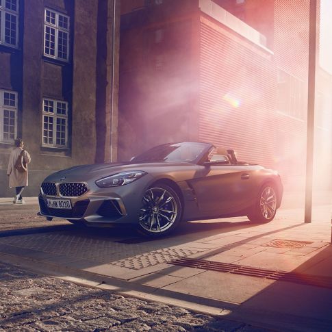 Tročetvrtinski prikaz prednjeg kraja BMW-a Z4 M40i G29 Tročetvrtinski prikaz prednjeg kraja BMW-a Z4 Roadster M40i G29 2019 BMW Individual Frozen grey metalik boje