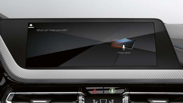 BMW Intelligent Personal Assistant. BMW M135i xDrive s uslugom BMW Intelligent Personal Assistant.
