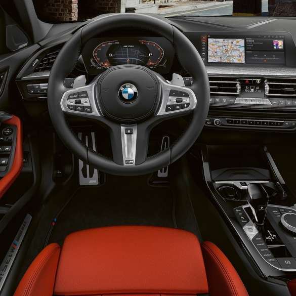 BMW M135i xDrive, unutrašnjost. BMW M135i xDrive unutrašnjost s M kožnim upravljačem i M Sport sjedalima.