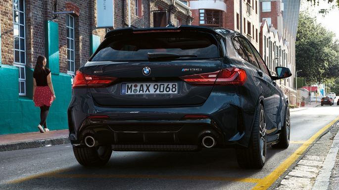 BMW M135i xDrive, prikaz stražnjeg kraja. BMW M135i xDrive u Black Sapphire metalik boji, prikaz stražnjeg kraja prilikom parkiranja.