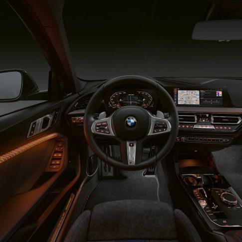 BMW M135i xDrive, kokpit. BMW M135i xDrive premium unutrašnjost s osvijetljenim ukrasnim letvicama.