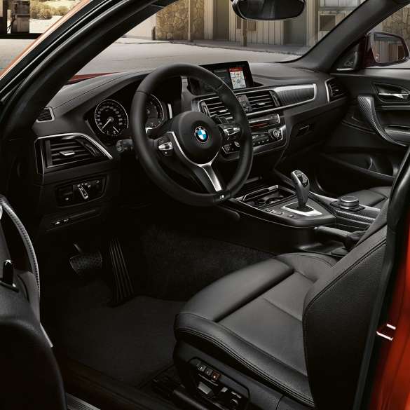Kokpit BMW-a M240i Coupé Kokpit BMW-a M240i Coupé F22 2017 Sunset Orange metalik unutrašnjost