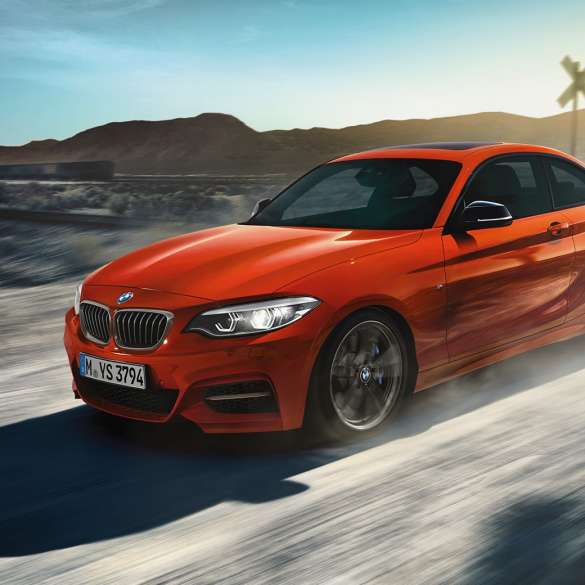 Dizajn BMW-a M240i Coupé Dizajn BMW-a M240i Coupé F22 2017 Sunset Orange metalik tročetvrtinski prednji pogled