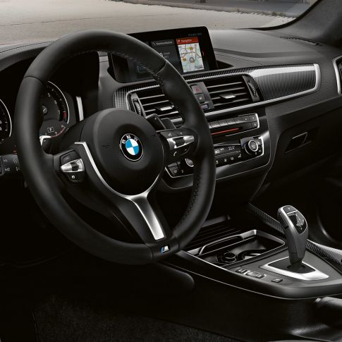 Kokpit BMW-a M240i Coupé Kokpit BMW-a M240i Coupé F22 2017 Sunset Orange metalik unutrašnjost