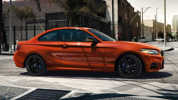 Dizajn automobila BMW-a M240i Coupé Dizajn automobila BMW-a M240i Coupé F22 2017 Sunset Orange metalik bočni pogled