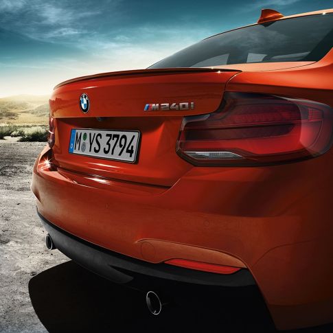 Dizajn stražnjeg kraja BMW-a M240i Coupé Dizajn stražnjeg kraja BMW-a M240i Coupé F22 2017 Sunset Orange metalik tročetvrtinski stražnji pogled