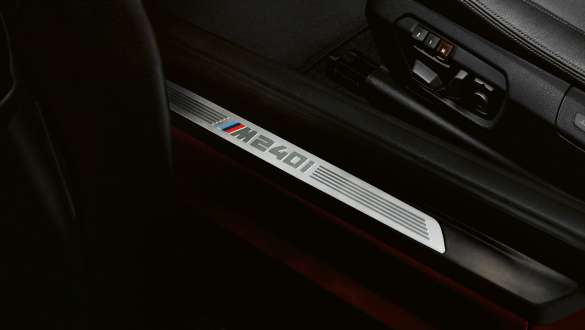 Pragovi vrata sa M240i oznakom BMW-a M240i Coupé Pragovi vrata sa M240i oznakom BMW-a M240i Coupé F22 2017 Sunset Orange metalik detaljni pogled