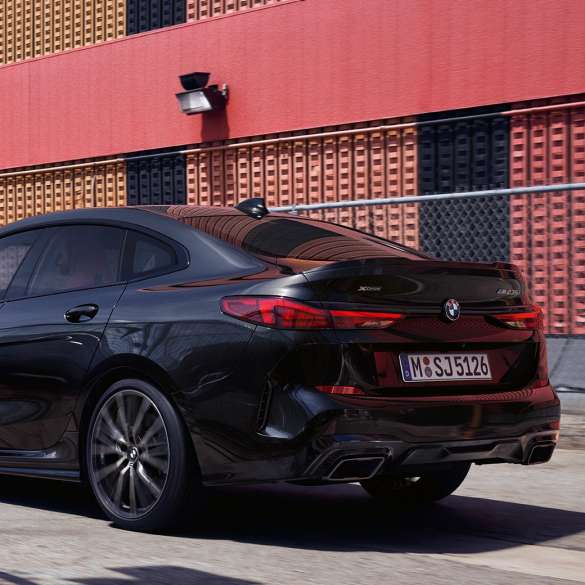BMW M235i xDrive Gran Coupé tročetvrtinski pogled straga BMW M235i xDrive Gran Coupé 2020 Black Sapphire metalik F44 tročetvrtinski pogled straga vanjština