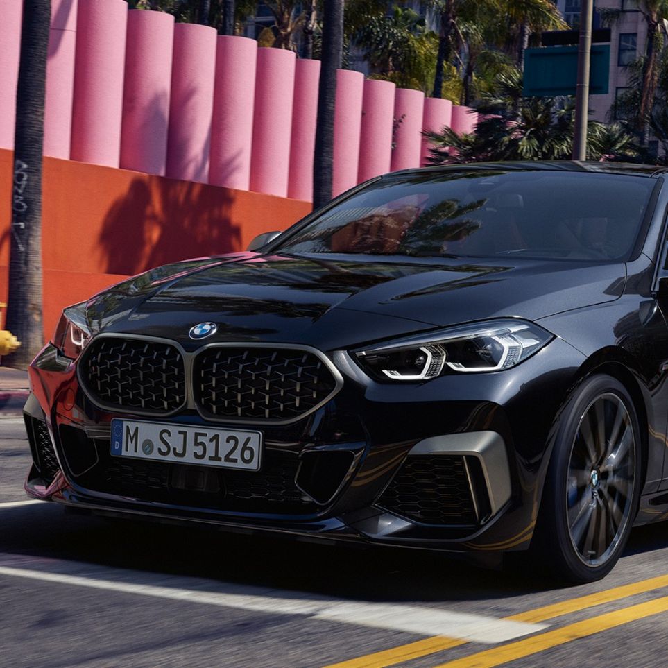 Dizajn prednjeg kraja BMW-a M235i xDrive Gran Coupé Dizajn prednjeg kraja BMW-a M235i xDrive Gran Coupé 2020 Black Sapphire metalik F44 tročetvrtinski prednji pogled