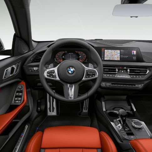 Kokpit BMW-a M235i xDrive Gran Coupé Kokpit orijentiran prema vozaču BMW-a M235i xDrive Gran Coupé 2020 F44 unutrašnjost