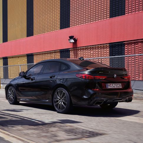 Coupé linija BMW-a M235i xDrive Gran Coupé Coupé linija BMW-a M235i xDrive Gran Coupé 2020 Black Sapphire metalik F44 tročetvrtinski bočni pogled