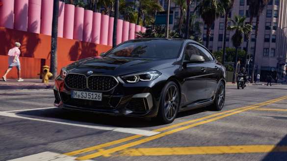 BMW M235i xDrive Gran Coupé sa Performance Control BMW M235i xDrive Gran Coupé sa Performance Control Black Sapphire metalik F44 tročetvrtinski prednji pogled