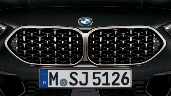 BMW rešetka bubrega u mrežastom dizajnu BMW-a M235i xDrive Gran Coupé BMW rešetka bubrega u mrežastom dizajnu BMW-a M235i xDrive Gran Coupé Black Sapphire metalik F44 izbliza