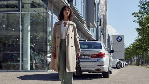Žena ispred BMW zastupništva BMW Service Inclusive žena ispred BMW zastupništva