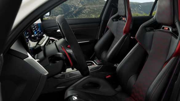 BMW M3 CS G80 M karbonska školjkasta sjedala BMW M3 CS G80 M karbonska školjkasta sjedala u dvobojnoj Black/Red izvedbi s kontrastnim šavovima u unutrašnjosti