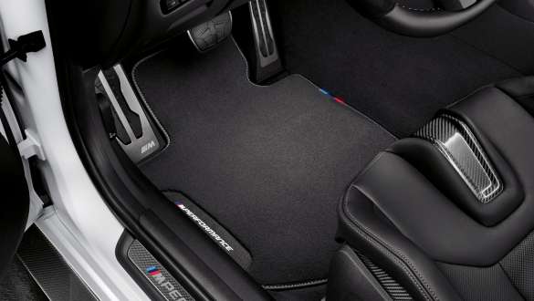 M Performance podne prostirke BMW M4 Coupé G82 2020 BMW M4 Coupé G82 2020 M Performance podne prostirke unutrašnjost krupni plan