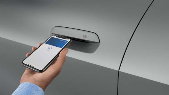 BMW Digital Key BMW M440i xDrive Gran Coupé G26 BMW Digital Key BMW M440i xDrive Gran Coupé G26 vrata automobila sa pametnim telefonom