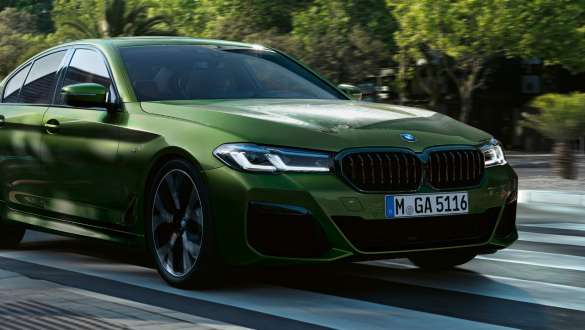 Tročetvrtinski prikaz prednjeg kraja BMW-a M550i xDrive s prilagodljivim M ovjesom G30 2020 prilikom vožnje Tročetvrtinski prikaz prednjeg kraja BMW-a M550i xDrive Limuzina s prilagodljivim M ovjesom G30 LCI Facelift 2020 BMW Individual Verde Ermes metalik boje prilikom vožnje