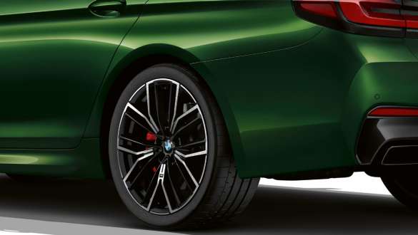 BMW M550i xDrive s M sport diferencijalom G30 2020 Detaljan prikaz stražnjeh kotača BMW-a M550i xDrive Limuzina s M sport diferencijalom G30 LCI Facelift 2020 BMW Individual Verde Ermes metalik boje