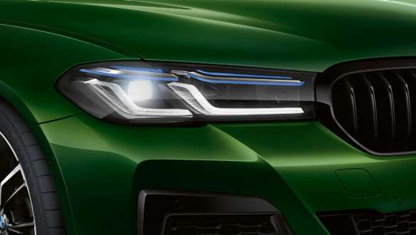 BMW M550i xDrive s BMW Laserlight opcijom G30 2020 Detaljan prikaz prednjeg kraja BMW-a M550i xDrive Limuzina s BMW Laserlight opcijom G30 LCI Facelift 2020 BMW Individual Verde Ermes metalik boje