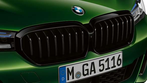 BMW M550i xDrive s opcijom BMW Individual Shadow Line visokog sjaja G30 2020 Detaljan prikaz M rešetke maske BMW-a M550i xDrive Limuzina s opcijom BMW Individual Shadow Line visokog sjaja G30 LCI Facelift 2020 BMW Individual Verde Ermes metalik boje