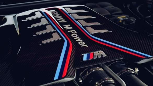 BMW M TwinPower Turbo 8-cilindarski benzinski motor BMW-a M5 CS 8-cilindarski BMW M TwinPower Turbo benzinski motor ispod BMW M5 CS F90 2021 poklopca motora izbliza
