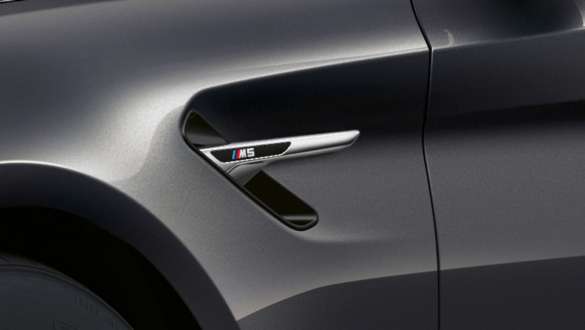 M škrge BMW-a M5 F90 2020 Detaljan prikaz M škrga BMW-a M5 F90 LCI Facelift 2020 Brands Hatch Grey metalik boje