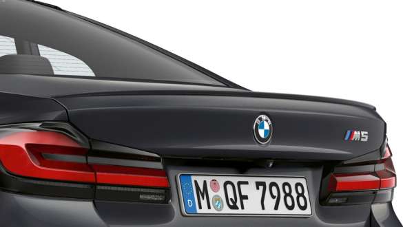 M stražnji spojler BMW-a M5 F90 2020 Detaljan prikaz vrata prtljažnika i M stražnjeg sojlera BMW-a M5 F90 LCI Facelift 2020 Brands Hatch Grey metalik boje