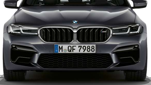 Prikaz prednjeg kraja i M rešetke maske BMW-a M5 F90 2020 Prikaz prednjeg kraja i M rešetke maske BMW-a M5 F90 LCI Facelift 2020 Brands Hatch Grey metalik boje