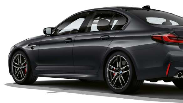 Bočni prikaz BMW-a M5 F90 2020 s M xDrive opcijom Bočni prikaz BMW-a M5 F90 LCI Facelift 2020 Brands Hatch Grey metalik boje s M xDrive opcijom