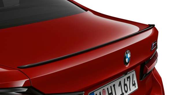 M stražnji spojler crne boje visokog sjaja BMW-a M5 Competition F90 2020 Detaljan prikaz vrata prtljažnika i M stražnjeg spojlera crne boje visokog sjaja BMW-a M5 Competition F90 LCI Facelift 2020 BMW Individual Imola Red boje