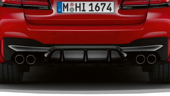 M specifične dvostruke ispušne cijevi BMW M5 Competition F90 2020 Detaljan prikaz stražnjeg kraja s M specifičnim dvostrukim ispušnim cijevima BMW-a M5 Competition F90 LCI Facelift 2020 BMW Individual Imola Red boje