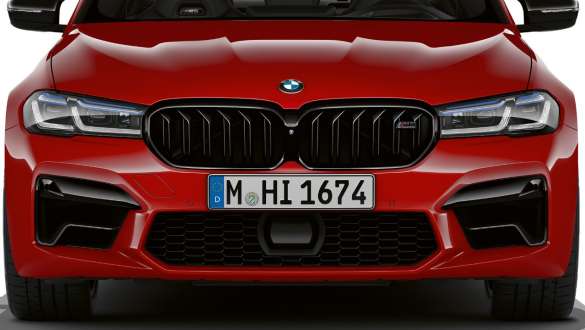 M rešetka maske u crnoj boji visokog sjaja BMW-a M5 Competition F90 2020 Prikaz prednjeg kraja s M rešetkom maske u crnoj boji visokog sjaja BMW-a M5 Competition F90 LCI Facelift 2020 BMW Individual Imola Red boje